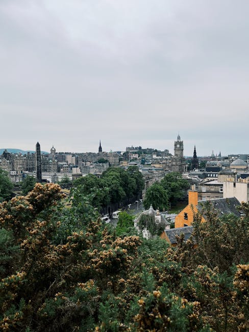 Panoramablick von der Esplanade des Schlosses über die Princes Street Gardens