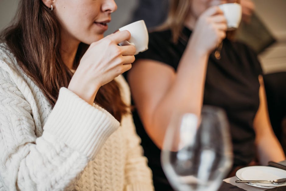 Besucher trinken Kaffee im Redcoat Café im Schloss