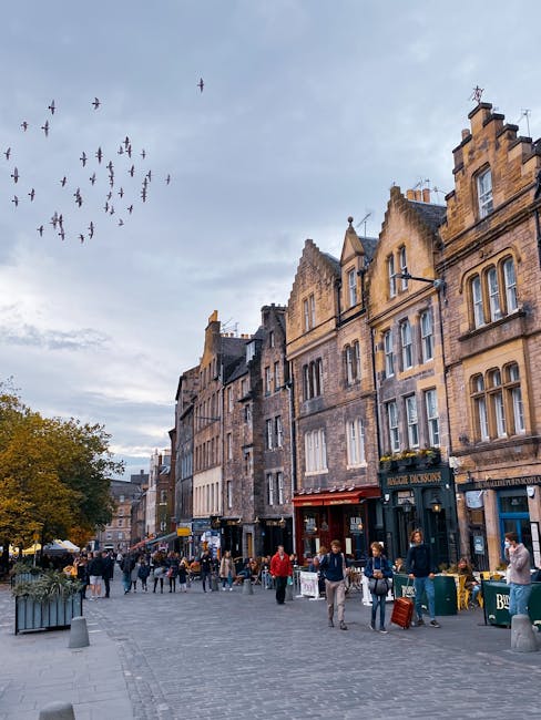 Kopfsteinpflaster der Royal Mile tagsüber, Touristen und Läden