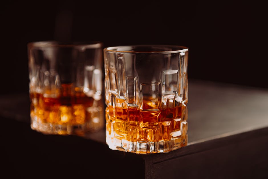 Whiskyverkostung: Gläser auf einem Holztisch