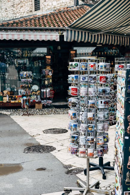 Touristen kaufen Postkarten und Souvenirs im Schloss-Shop
