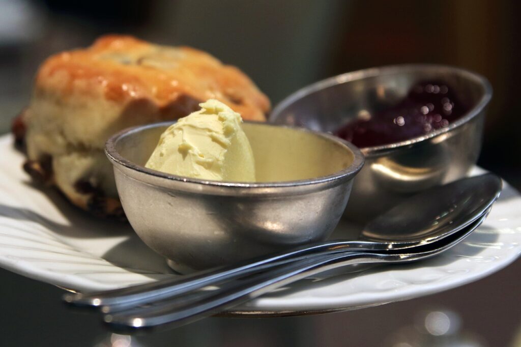 Traditionelles schottisches Afternoon Tea: Scones mit Marmelade und Clotted Cream