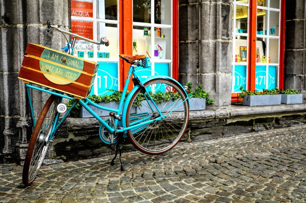 bunte ladenfassaden in der Victoria Street, Touristen und Essen