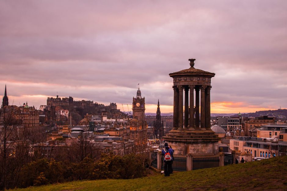 Panoramisch uitzicht vanaf Calton Hill over Edinburgh