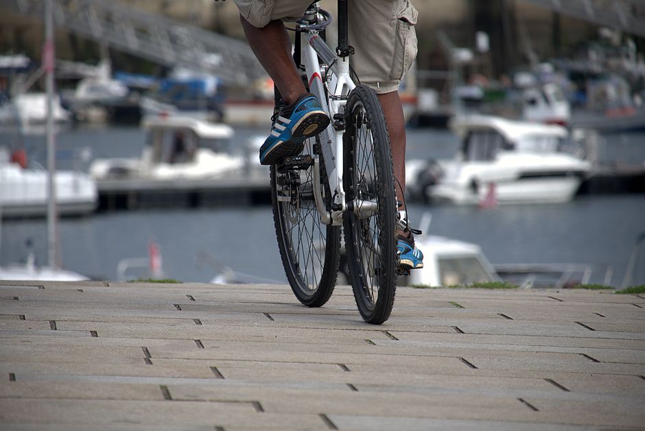 Fietsers langs de waterkant van Leith
