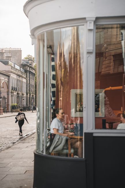 Belebte Newington-Straße mit Studentencafés