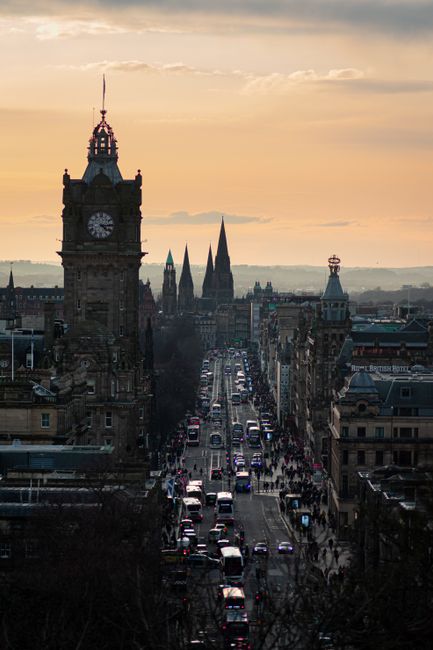 Tram in Princes Street bei Sonnenuntergang
