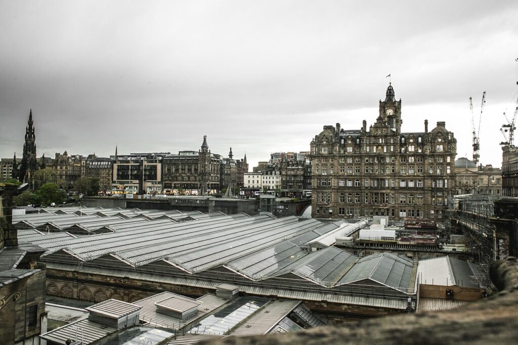 Reizigers in de stationshal van Edinburgh Waverley