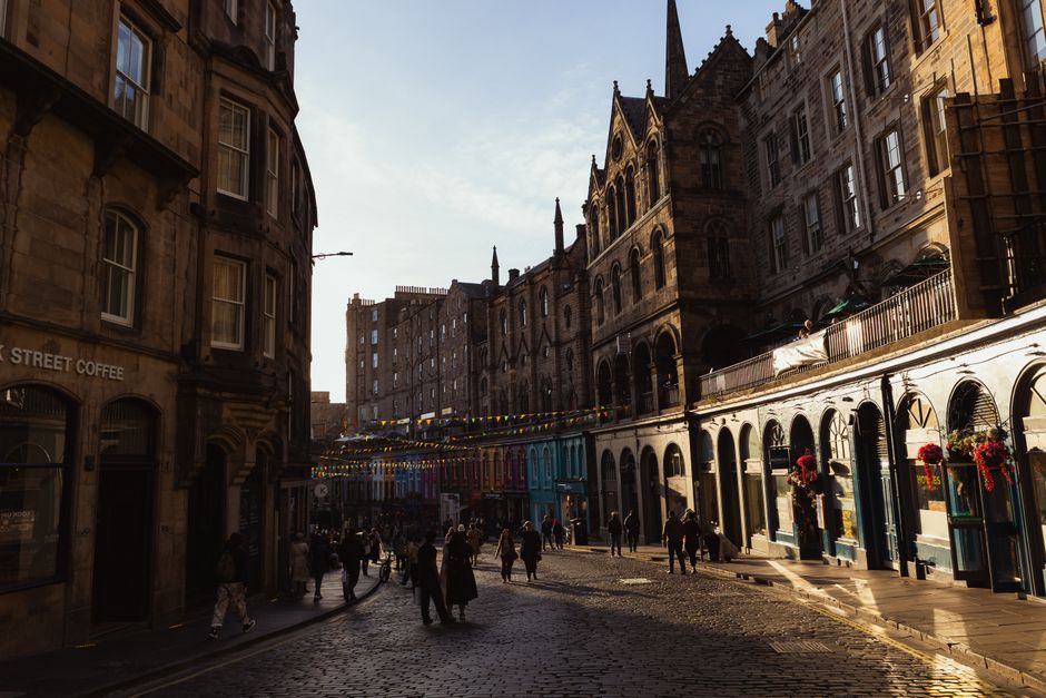 Geplaveide steeg op de Royal Mile met voetgangers