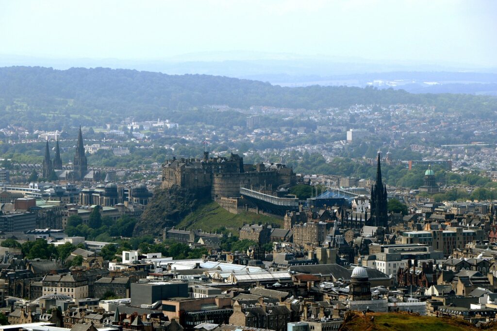 Wanderer auf Arthur's Seat genießen den Ausblick über die Stadt