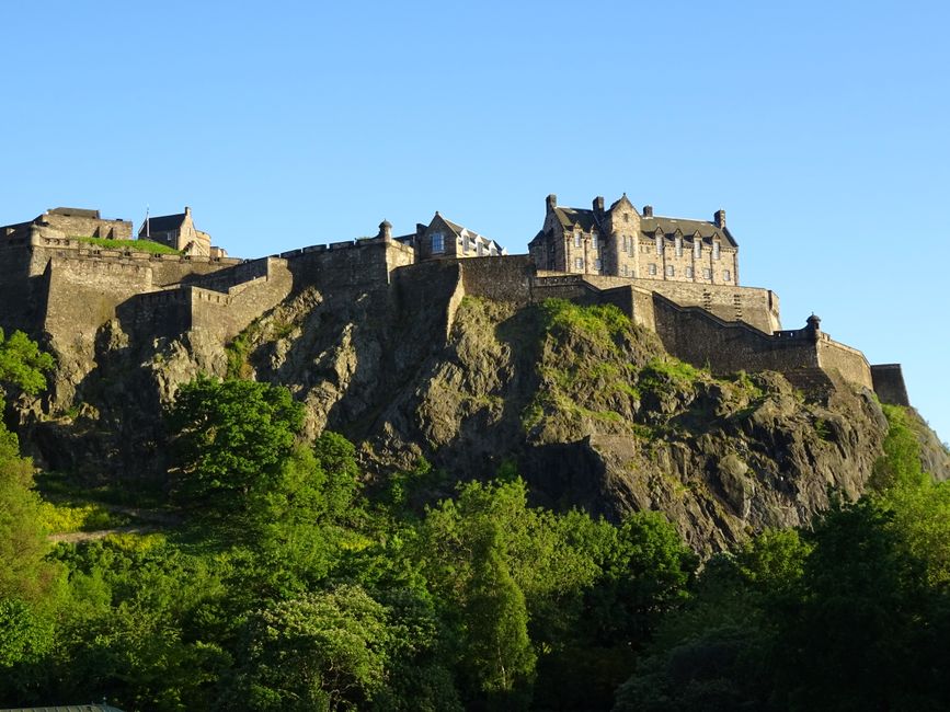 Panoramablick auf Edinburgh Castle bei Sonnenaufgang über der Altstadt