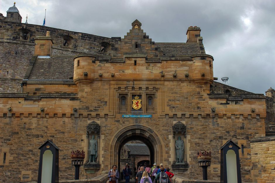 Edinburgh Castle vom Royal Mile bei Sonnenaufgang
