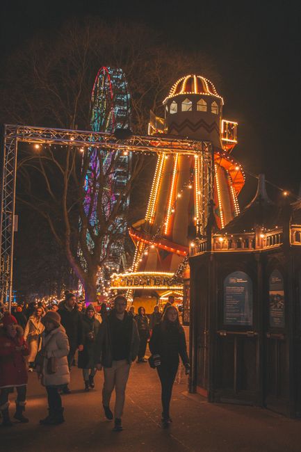 Erleuchtete Verkaufsstände auf dem Weihnachtsmarkt in den Princes Street Gardens