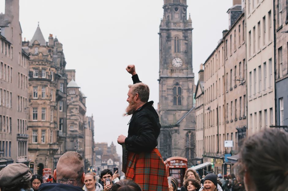 Straßenkünstler beim Edinburgh Fringe auf der Royal Mile, Publikum im Freien