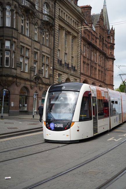 Moderne Straßenbahn verbindet den Flughafen mit der Innenstadt von Edinburgh