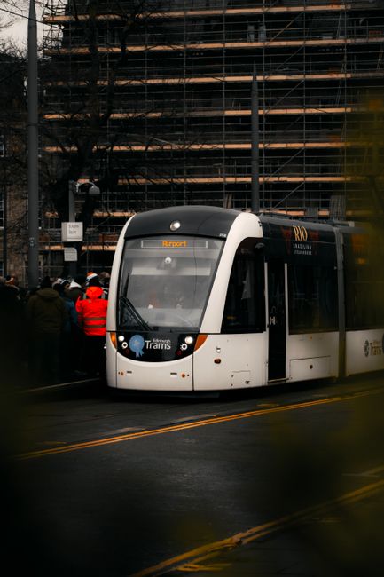 Tram kurz vor der Flughafenhaltestelle bei Sonnenuntergang
