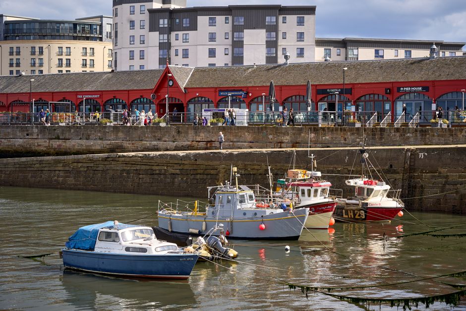 Leith Waterfront Promenade mit rollstuhlgerechten Wegen und Hafenblick