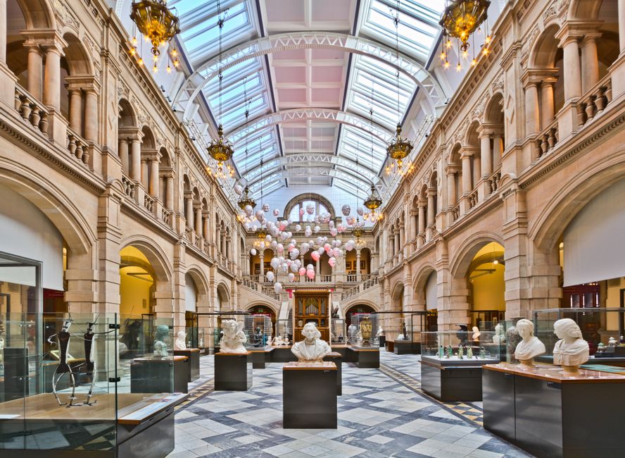 Innenraum des National Museum of Scotland mit barrierefreier Ausstellung