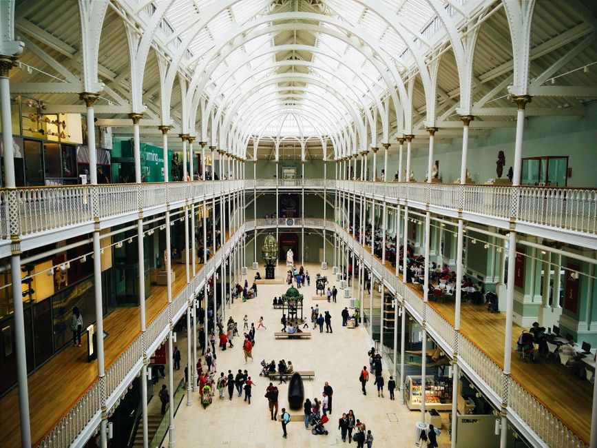 Innenraum des National Museum of Scotland mit interaktiven Ausstellungen