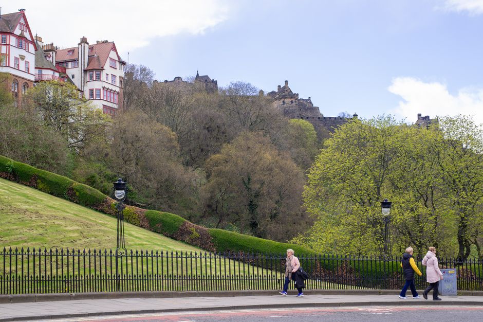 Princes Street Gardens mit barrierefreien Wegen und Bänken