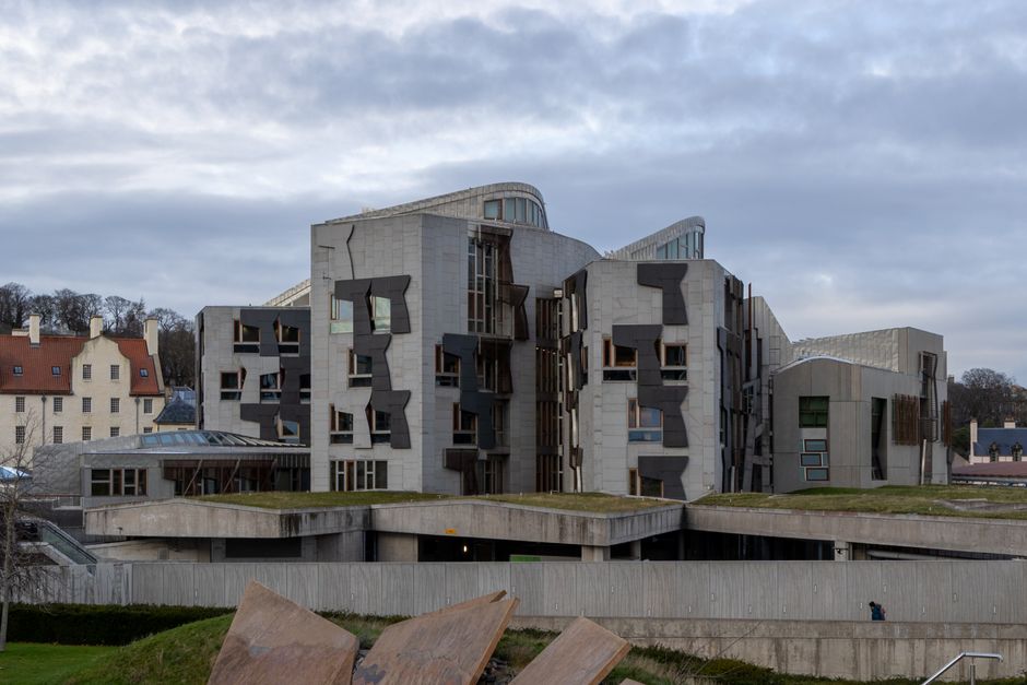 Scottish Parliament mit barrierefreiem Eingang