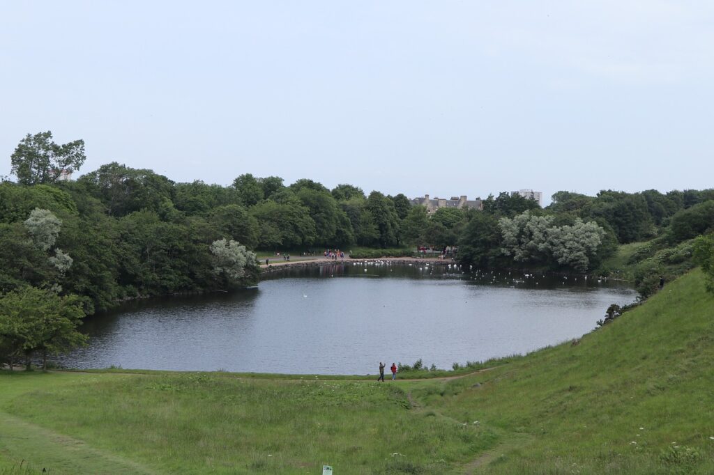 Blick auf Arthur's Seat vom barrierefreien Queens Drive Aussichtspunkt
