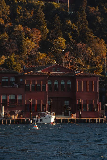 Herbstliche Uferpromenade am Bosporus