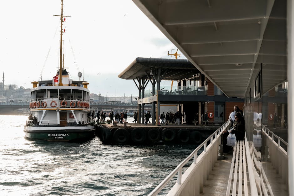 Terminal promowy Eminönü, pasażerowie wsiadający, widok na Bosfor