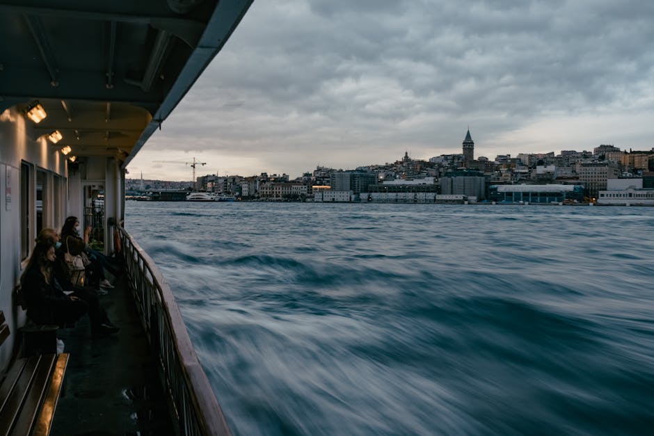Abendliche Fährpassagiere betrachten die Bosporus‑Silhouette vom Deck aus