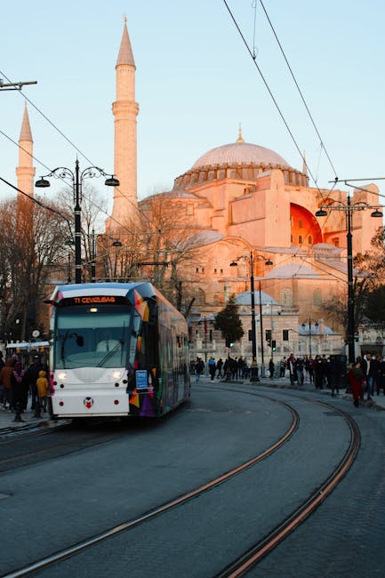 Historyczny tramwaj T1 przejeżdżający obok Hagia Sophia