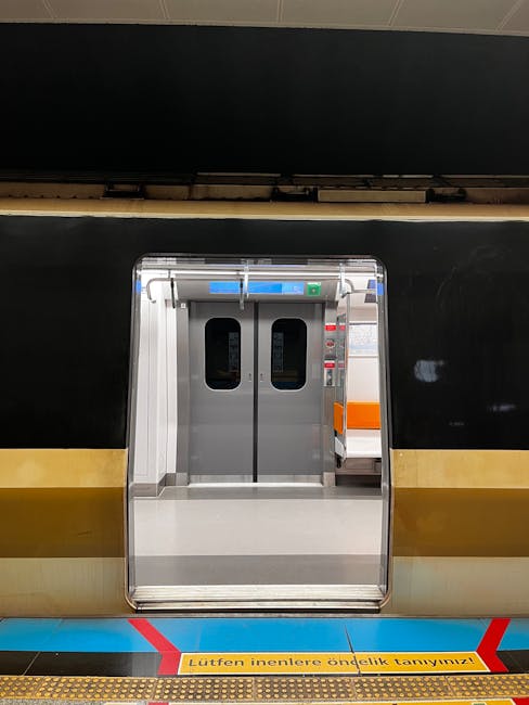 Nowoczesny peron metra lotniskowego w Stambule, miejsce na bagaż