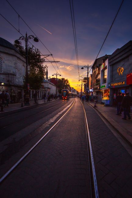 Historische Tram in Sultanahmet bei Sonnenuntergang