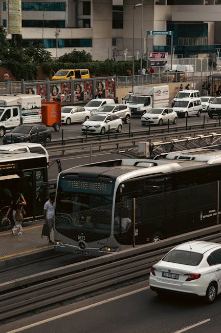 Tłoczna stacja Metrobus w Zincirlikuyu, szybki pas przy autostradzie