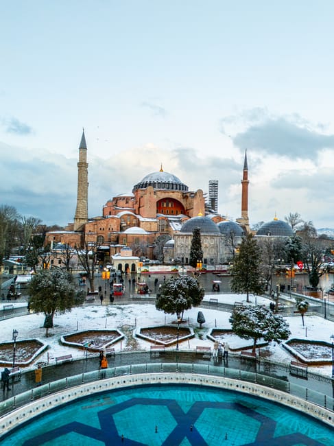Verschneiter Sultanahmet-Platz mit Ayasofya