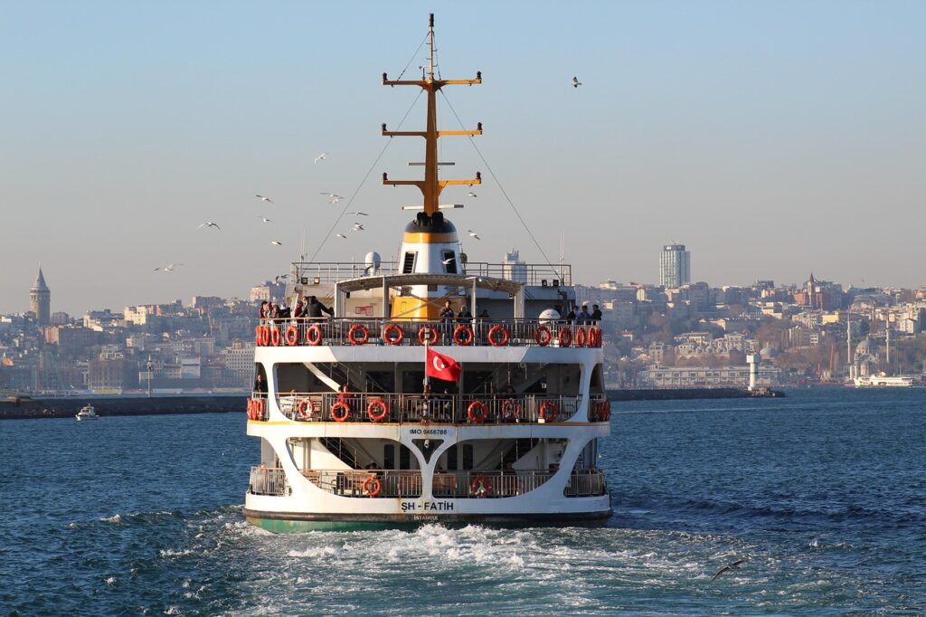 Sonnenuntergang über dem Bosporus von der Fähre in Kadıköy aus gesehen