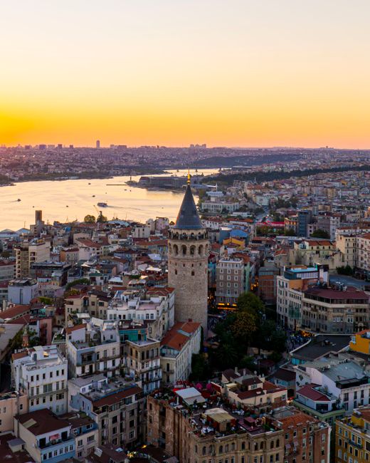 Widok z tarasu Wieży Galata o zachodzie słońca