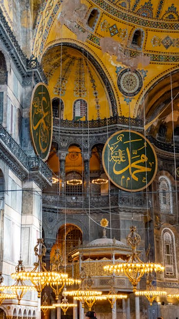 Innenraum der Hagia Sophia mit goldenem Gewölbe im Morgenlicht, Ayasofya Meydanı, Sultanahmet