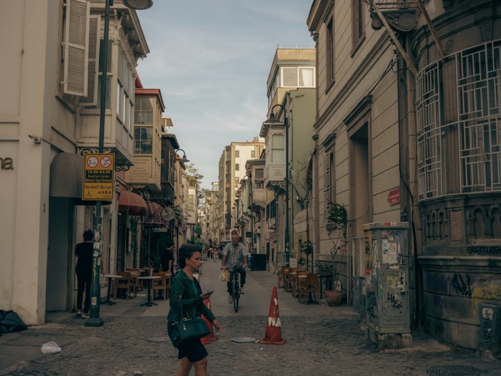 Früher Morgen auf einem lokalen Straßenmarkt in einem Istanbuler Viertel