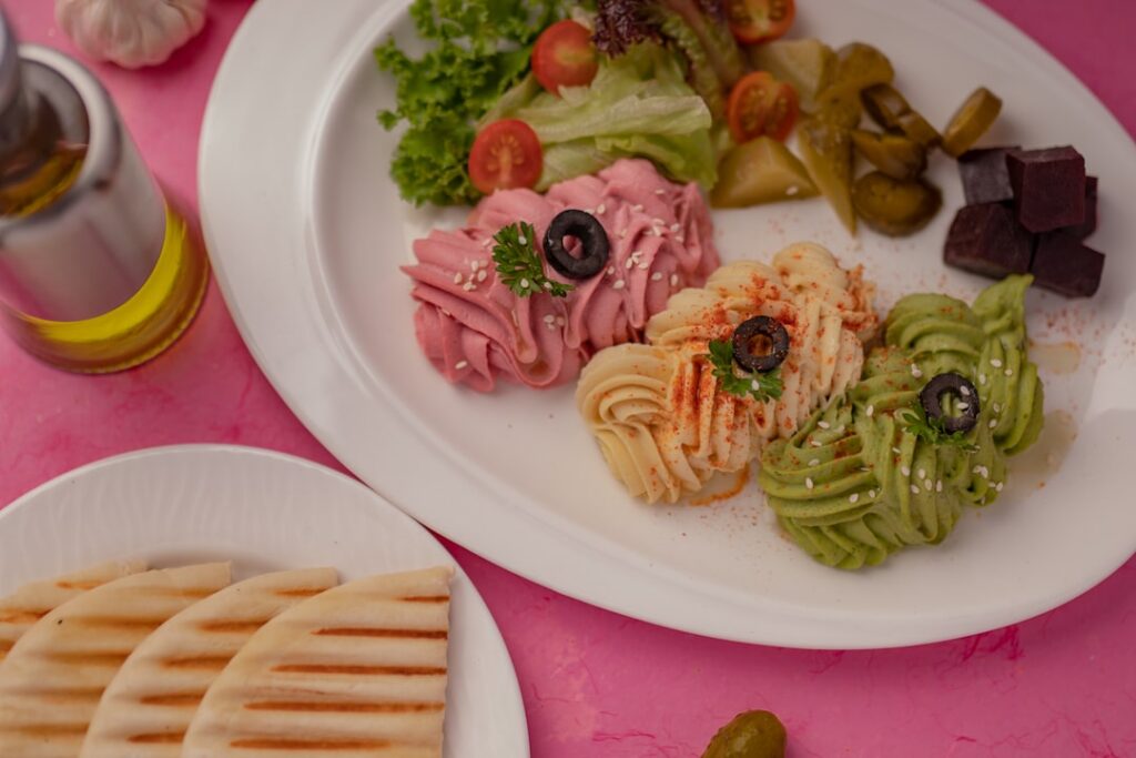 Verschiedene Meze-Teller mit Olivenöl und Kräutern