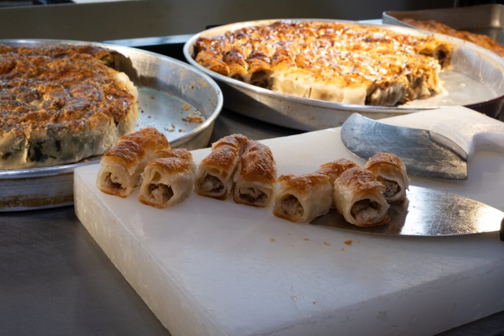 Auslage mit herzhaftem Börek: Käse- und Spinatfüllung