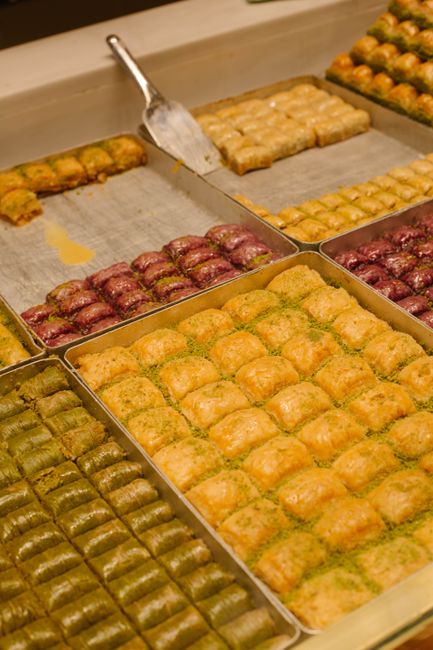 Pistazien-Baklava auf einem Tablett in einer berühmten Konditorei
