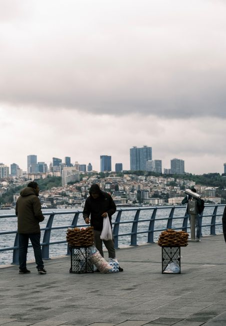 Straßenverkäufer verkauft Simit vor dem Galata-Turm