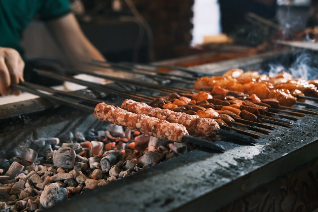 Innenraum eines Kebap-Restaurants mit Holzkohlegrill
