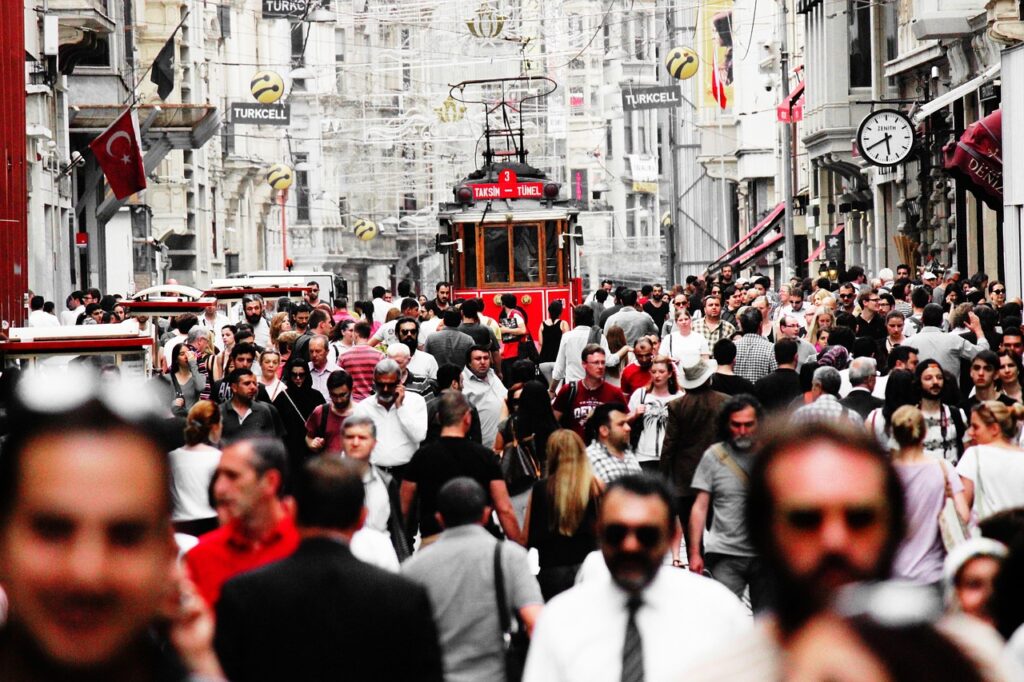 Viale Istiklal affollato di notte con il tram storico