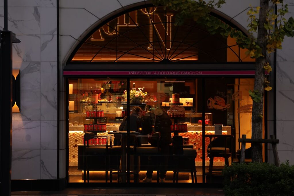 Via di Nişantaşı fiancheggiata da boutique eleganti e clienti raffinati