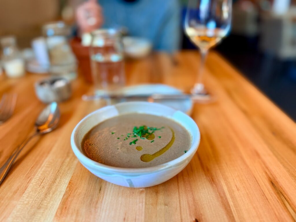 Rote Linsensuppe mit Zitronenschnitz und Brot