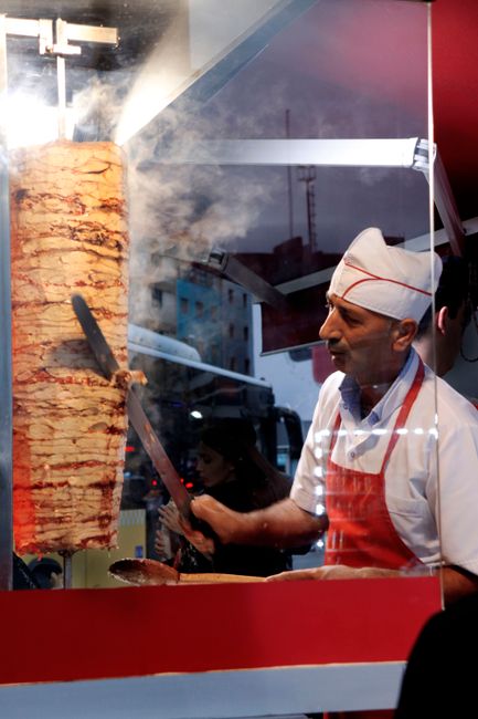 Straßenverkäufer schneidet Döner von der Drehspieß