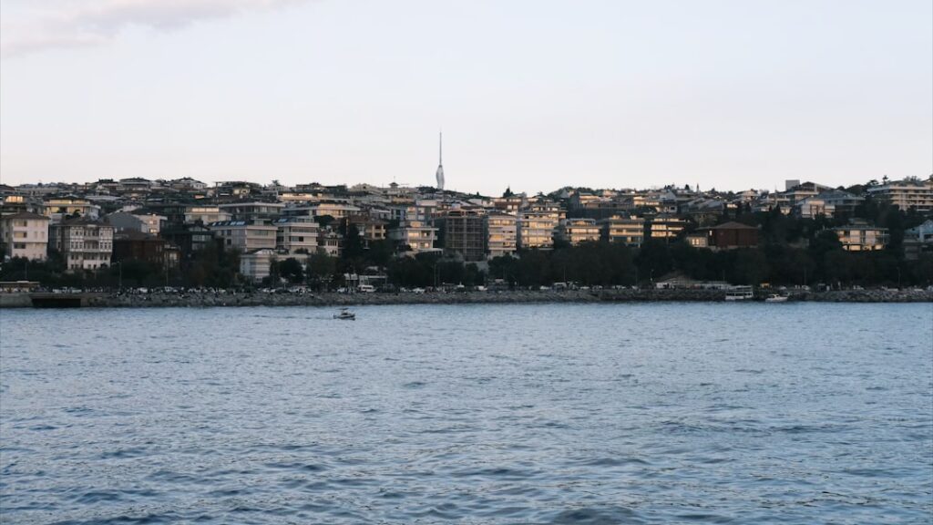 Lungomare di Üsküdar all’alba con skyline storico sullo sfondo