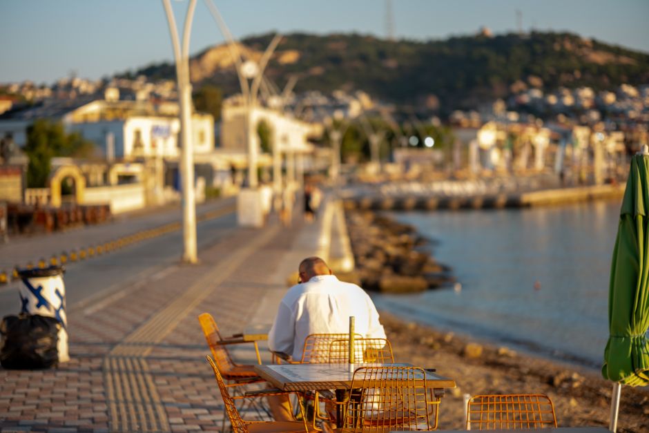 Moda seaside promenade with people sitting at cafes