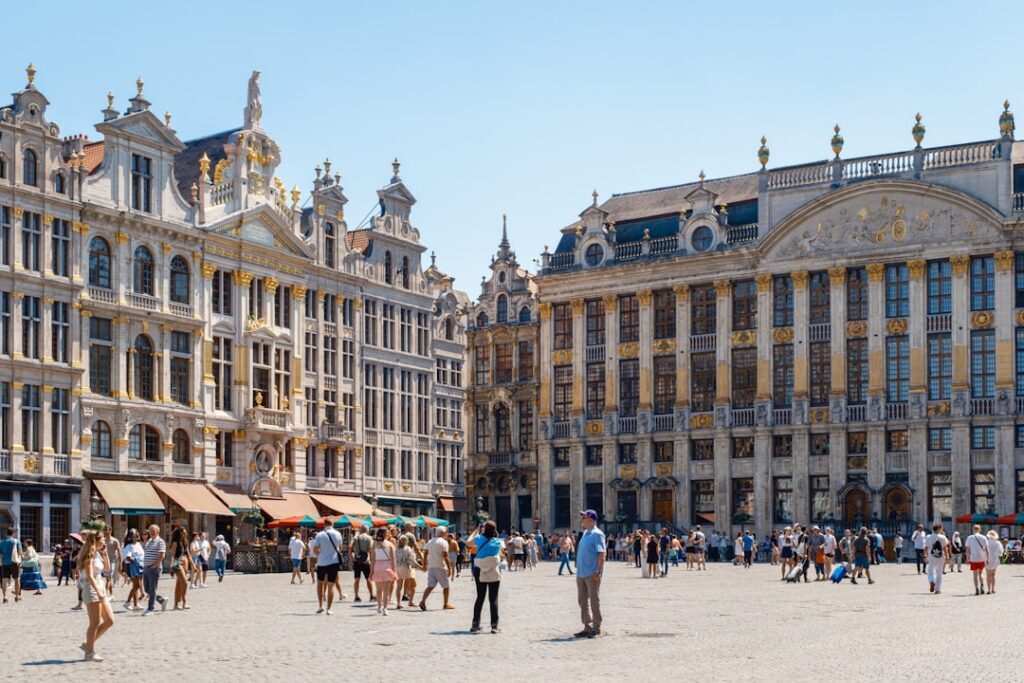 Grand-Place rano, turyści i ozdobne fasady